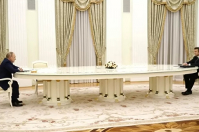 Reuters раскрыл тайну длинного стола на встрече Путина и Макрона