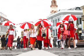 Девушки с БЧБ-зонтами гуляют по прекрасному Вильнюсу