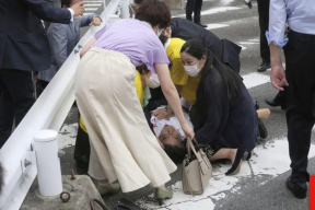 Бывшего премьер-министра Японии смертельно ранили во время митинга