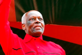 Умер диктатор, правивший Анголой 38 лет. Коррупция не помешала ему оставить власть