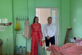 «Гардемарин» Харатьян в белоснежной рубашке и скандальная артистка Макеева в красном платье навестили раненых