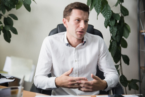 Конвейер репрессий. По «делу Зельцера» осудили детского психиатра. Адвокат Владимир Ангельский арестован на 14 суток. Политзаключенный Антон Мельхер попросил перевести его с домашнего ареста под стражу