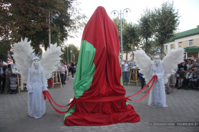 Фотофакт. Как в Добруше памятник Шамякину открывали