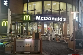 В минском «Макдональдсе»: «Соусов почти не осталось, хоть гамбургер съела напоследок»