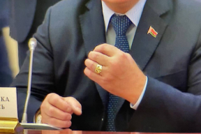 Лукашенко стал единственным, кто надел перстень от Путина на неформальном саммите СНГ