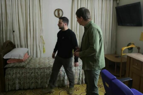 Война, 25 февраля. Зеленский показал комнату, где живет с начала войны. Флаг Украины на центральной площади Севастополя. ЕС принял десятый пакет санкций в отношении России. Украина полностью заминирует границу с Беларусью и РФ