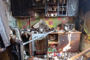 Война, 28 апреля. Из-под завалов дома в Умани достали тела четверых детей — всего более 20 погибших. Еще семеро убитых в Донецке — после попадания снаряда в маршрутку. В Генпрокуратуре знают о 73 случаях умышленных убийств украинских военнопленных