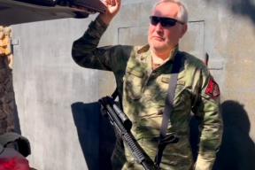 «Великий уравнитель». Рогозин оправился после ранения в ягодицу и предстал в очках в стиле Рэмбо