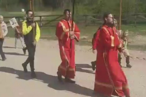 В Свято-Елисаветинском монастыре провели крестный ход под «Катюшу»