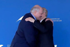 Объятия Лукашенко и Путина в приподнятом настроении