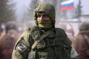 Кох: «И российский солдатик, «герой Бучи и Мариуполя», как добрый молодец, ударяется оземь и становится мигом «защитником отечества»