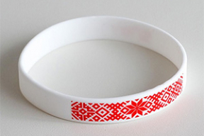 Конвейер репрессий. Брестчанку оштрафовали за пикетирование браслетом с орнаментом. В Волковыске задержали учителей гимназии. Новые правила медицинских передач на «Володарке»