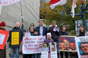 Конвейер репрессий. Дети политзаключенных с плакатами: «Это моя мама», «Это мой папа». Еще одно «экстремистское формирование» среди медиа, плюс одно – закрывается. Был задержан Денис Курьян? Сам он это опровергает