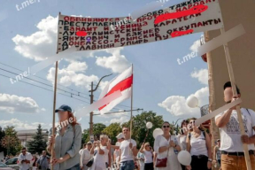 Конвейер репрессий. Пришли за семейной парой, которая несла транспарант со списком обвиняемых в «особо тяжких преступлениях». Вынесли приговор минчанину, который вернулся с семьей из-за границы. Задержания в Щучине и Новогрудке