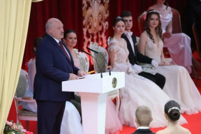 Офицер и финалистка конкурса красоты. Кого Лукашенко посадил рядом с собой на новогоднем балу