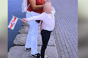 Конвейер репрессий. На бывшего могилевского блогера Алеся Соболевского завели уголовное дело. Минчанку будут судить из-за совместной фотографии с дочерью, которая держала БЧБ-флажок