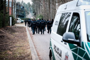Фотофакт. Полицейские в Вильнюсе возле дома, где живет соратник Навального
