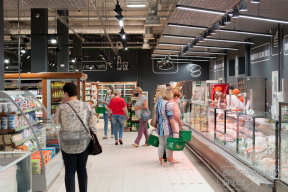 «Я из Москвы приехал, ты меня должна обслуживать». Беларуски – о работе продавщицами дома и за границей