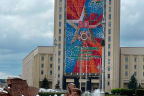 8 тысяч флажков, связанных вручную: как Минск готовится к празднованию 80-летия Победы