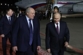 Путин прилетел в Минск (спускался по пуленепробиваемому трапу), в аэропорту его встретил Лукашенко