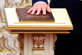 «Трудно представить себе что-то более смешное, чем диктаторы, правящие вопреки всем конституциям, рассуждающие о чужой легитимности»