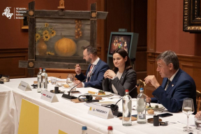 Фотофакт. Светлана Тихановская подарила картину Алеся Пушкина фламандскому правительству