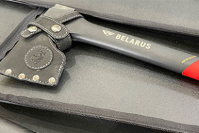 Раскритикованному за использование финских топоров Лукашенко показали новые образцы беларусских