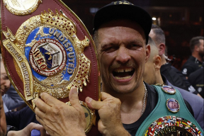 «Батько, ти чуєш мене — ми це зробили!» Украинский боксер после исторической победы обратился к покойному отцу