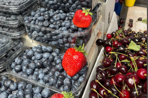 Фотофакт. Ценники на ягоды, лисички, васильки и ростовский лук на минских рынках