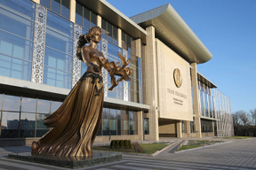 «От Китая кое-кому хочется большой чистой любви, и чтобы денег. Но у этих светлых чувств никак не получается найти себе взаимности»