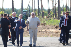 Лукашенко прилетел в Мозырский район спустя почти три недели после урагана