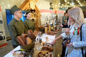 Фотофакт. Десятки одинаковых автобусов и дегустация лагерного хлеба на концертах невестки Лукашенко