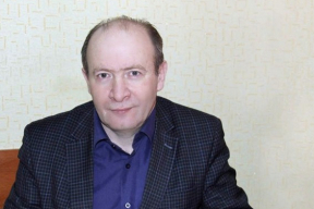 Конвейер репрессий. В Рогачеве уволенный за «распространение экстремизма» директор школы вернулся на работу в новой должности. Новая волна репрессий против журналистов и их родных