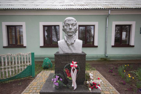 «Именем геноцида». Чиновники проговорились, куда исчез бюст Костюшко в Малых Сехновичах