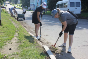 В школах Гомеля учителей и учеников заставили класть тротуарную плитку