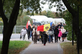 Выборы в Молдове: кто побеждает и зачем избирателей свозили автобусами из России в Беларусь