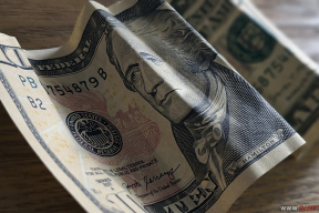 Эхо публикаций? Почему Нацбанк не стал ждать конца года, чтобы решить проблему «светящихся» в обменниках долларов