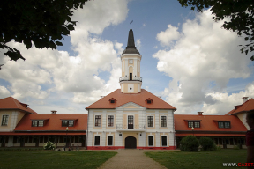 В торговых рядах этой ратуши размещалось более ста магазинов. Узнаете, где это?