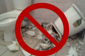 В Минске школьники разбивают унитазы и портят мебель, протестуя против запрета мобильников