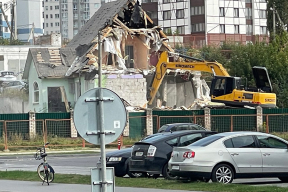 Фотофакт. Снос дома на Розочке на фоне многоэтажек