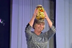 Видеофакт. В Бешенковичах работнице культуры в профессиональный праздник подарили банку огурцов