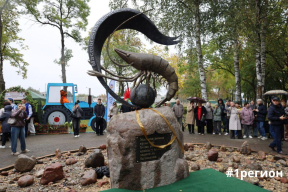 Видеофакт. Памятник креветке открыли в Белоозерске