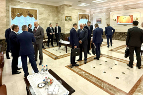 Лукашенко попрекнул чиновников: «Масло сливочное с тракторами и комбайнами продать не можете»