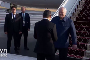 Пресс-служба Лукашенко больше не показывает, как правитель спускается с трапа самолета