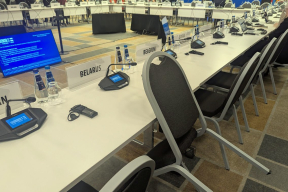 Фотафакт. Як выглядаюць крэслы Беларусі і Расіі на канферэнцыі АБСЕ