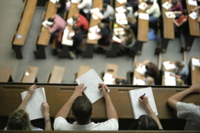 Цифра дня. Как изменилось число беларуских студентов в Польше и в РФ