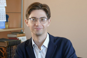 Былы супрацоўнік Акадэміі навук: «На архіўных чорна-белых фатаграфіях замазвалі бчб-сцяг»