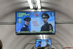 Фотофакт. Станция метро «Купаловская»: кто сразу на всех экранах
