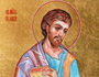 Людям, пришедшим поклониться мощам евангелиста Луки, раздают иконы с ликом святого