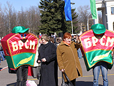 Охрана Кремля разогнала «митинг» БРСМ и потребовала свернуть «экстремистский плакат»